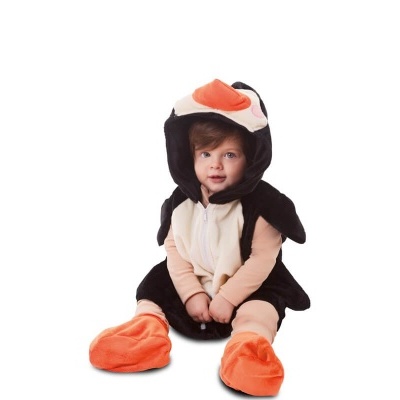 Criança vestida com fantasia de pinguim preta, branca e laranja com gorro e sapatinhos grandes