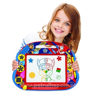 Criança com tabuleiro de desenho magnético colorido com personagem de cão desenhado