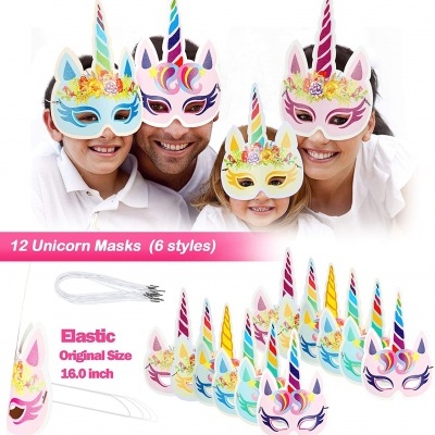 Máscaras coloridas de unicórnio em papel com flores e chifres, usadas por crianças e adultos