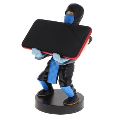 Figura decorativa de ninja segurando placa retangular