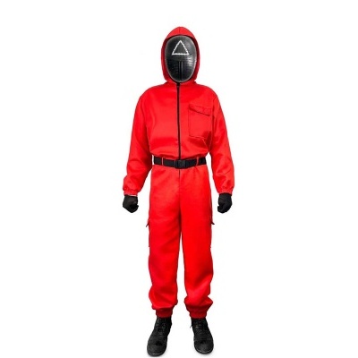 Macacão vermelho com máscara preta e triângulo branco