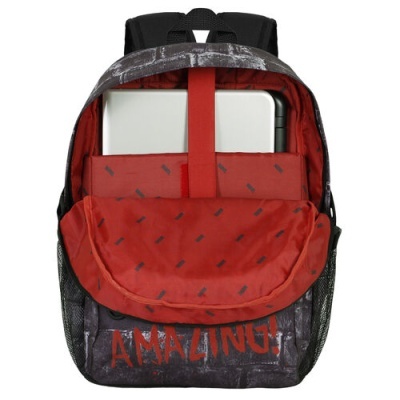 Mochila cinza com interior vermelho aberto e portátil dentro