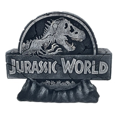 Objeto decorativo de pedra com logo Jurassic World e esqueleto de dinossauro
