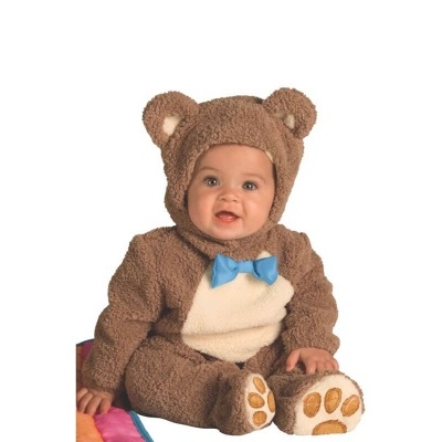 Bebé fantasiado de urso castanho com laço azul