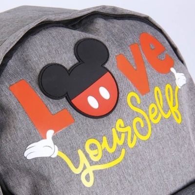 Mochila cinzenta com desenho do Mickey Mouse e texto Love yourself.