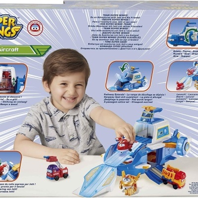 Brinquedo Super Wings World Aircraft com menino a brincar
