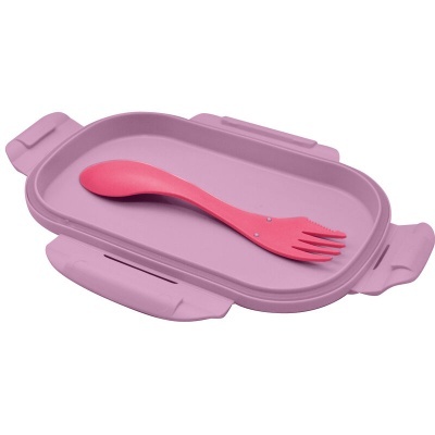 Tabuleiro retangular rosa claro com garfo-colher cor-de-rosa em cima