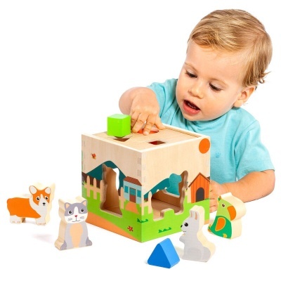 Brinquedo educativo de madeira com peças coloridas e criança a brincar