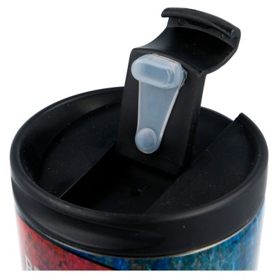 Copo de viagem com tampa preta e fecho móvel translúcido