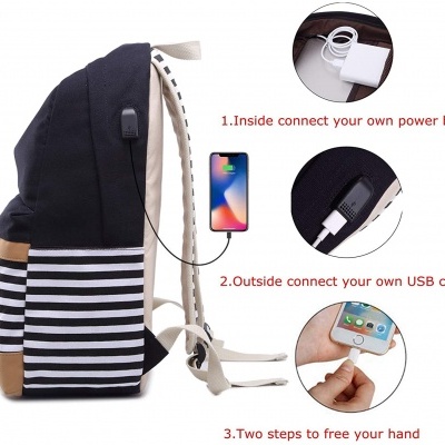 Mochila preta e branca com riscas, porta USB e texto explicativo