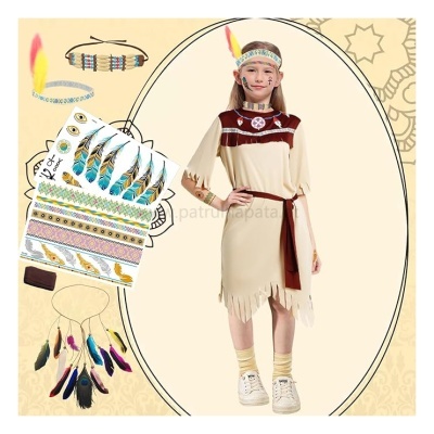 Menina com fantasia de índia bege e castanho com franjas, acessórios de penas coloridas e sapatos brancos