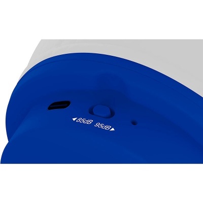 Detalhe de dispositivo azul e branco com controles de volume e porta USB-C