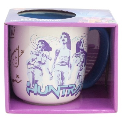Caneca branca com figuras femininas e texto HUNTRX em caixa roxa