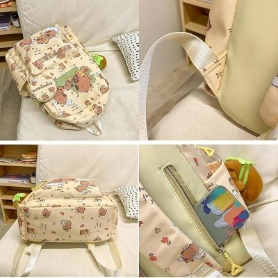 Mochila bege com padrão de ursinhos e doces junto a cadeira e estante