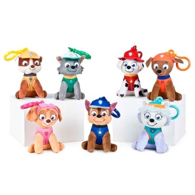Sete bonecos de pelúcia de cães da Paw Patrol com coletes coloridos e mosquetões para pendurar.