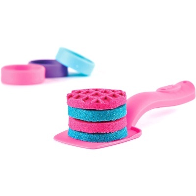 Esponja empilhada rosa e azul com espátula rosa e tampas coloridas no fundo branco