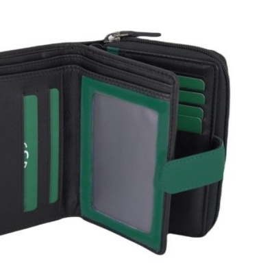 Carteira preta com detalhes verdes aberta com compartimentos para cartões