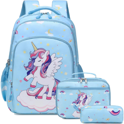 Mochila, lancheira e estojo azul claro com estampa de unicórnio e nuvens