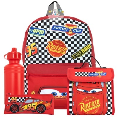 Conjunto escolar vermelho com mochila e acessórios com tema de carro do filme Cars