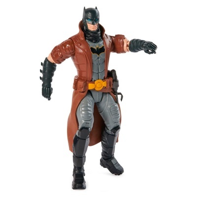 Figura de ação do Batman com casaco castanho e fato cinza