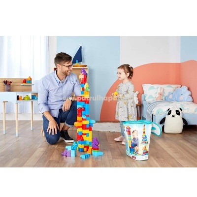 Homem e menina brincam com blocos de construção coloridos num quarto infantil com chão de madeira.