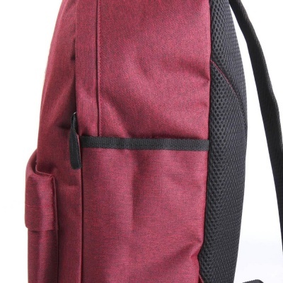mochila vermelha vinho com bolso lateral e painel traseiro em malha preta