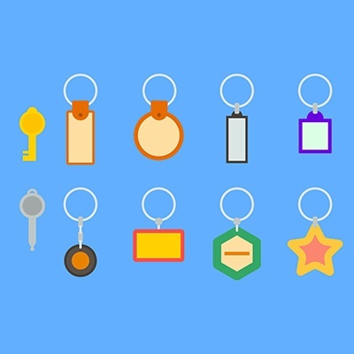 Dez porta-chaves coloridos em diferentes formas sobre fundo azul