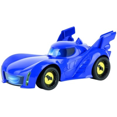 Carro de brinquedo azul com símbolos de morcego nas rodas