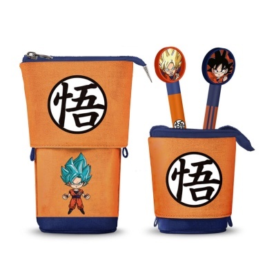 Conjunto de bolsas laranja com símbolos japoneses e personagens de anime Dragon Ball com dois utensílios decorativos em fundo branco.