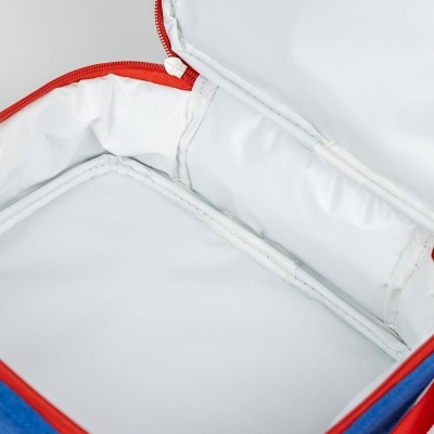 Mala térmica aberta com interior branco e fecho vermelho