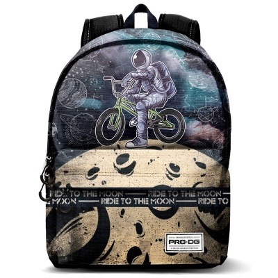 Mochila com estampa de astronauta em bicicleta e lua, texto 'RIDE TO THE MOON' e etiqueta 'PRO-DG'