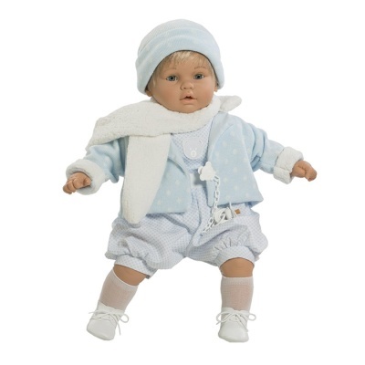 Boneco de bebé com roupa azul clara, touca e sapatos brancos