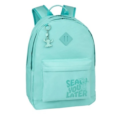 Mochila azul clara com bolso frontal e chaveiro de personagem