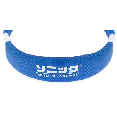 Colar azul com escrita em japonês