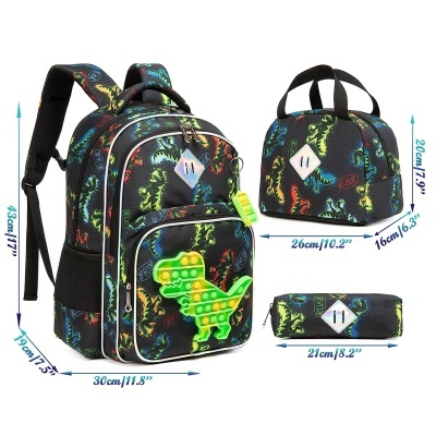 Conjunto mochila, lancheira e estojo  com estampa de dinossauros coloridos