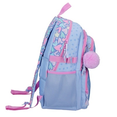 Mochila azul e rosa com padrão de corações e pompom rosa