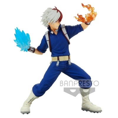 Figurina de personagem anime com efeito de fogo azul e laranja.