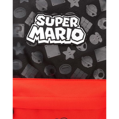 Detalhe da mochila Super Mario preta e vermelha com estampas e logo em branco
