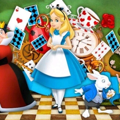 Ilustração colorida de Alice no País das Maravilhas com personagens e cartas de baralho