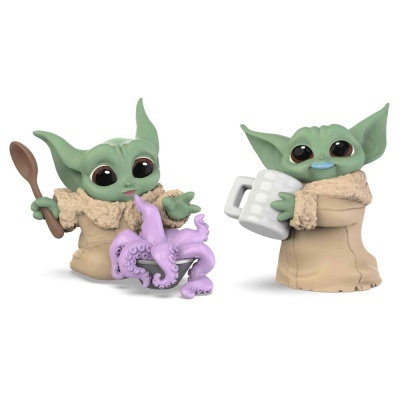 Duas figuras de Baby Yoda segurando utensílios e um polvo lilás