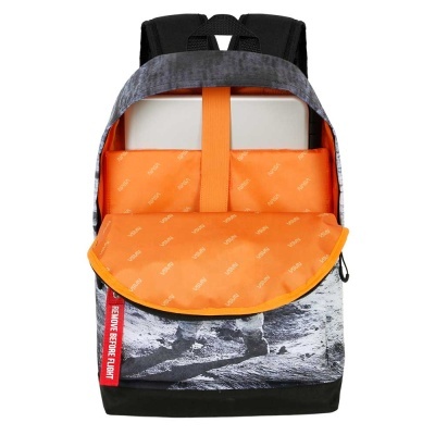 Mochila cinza e preta com interior laranja e etiqueta REMOVE BEFORE FLIGHT