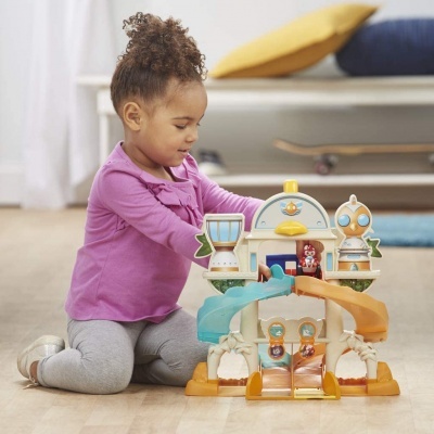 Criança a brincar com brinquedo colorido de estação de animais com escorregas