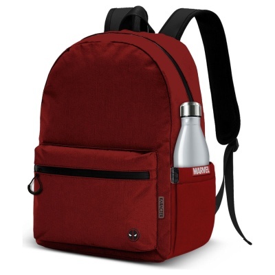Mochila vermelha com bolso frontal e bolso lateral com garrafa prateada