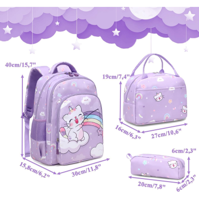 Mochila, bolsa e estojo lilás com estampas de gato, nuvens e arco-íris, dimensões indicadas.