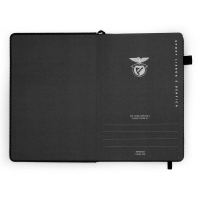 Caderno preto aberto com emblema do Sport Lisboa e Benfica e texto informativo.