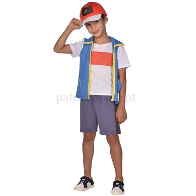 Criança com roupa casual colorida e boné laranja