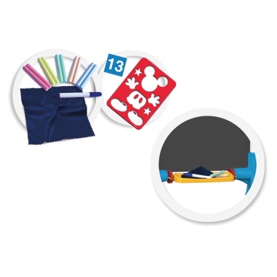 Conjunto de limpeza com giz colorido, pano azul, espátula e cartão com números e desenhos do Mickey Mouse.