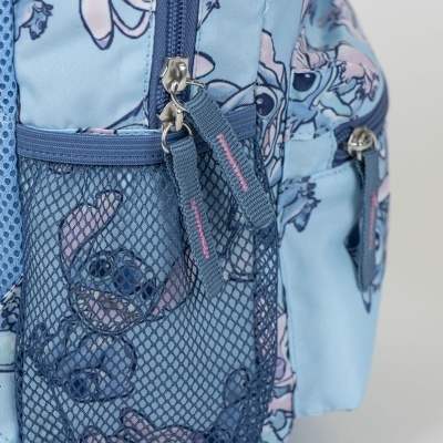 Mochila azul claro com padrão Stitch, bolso de rede e fechos azuis