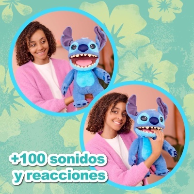 Boneco de peluche Stitch azul segurado por jovem com camisola rosa