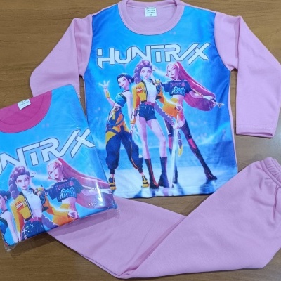 Pijama infantil rosa com estampa colorida HUNTRIX e personagens femininas